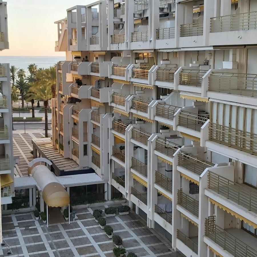 Apartamento En El Centro De Салоу Экстерьер фото